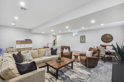 7 Dale Dr, Chatham Township NJ  07928-1661 exterior