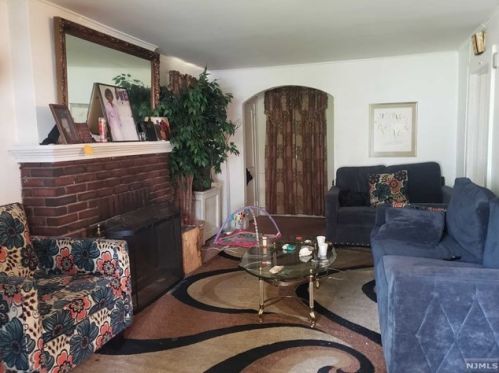 1290 Beaumont Ave, Teaneck NJ 07666-4901 exterior