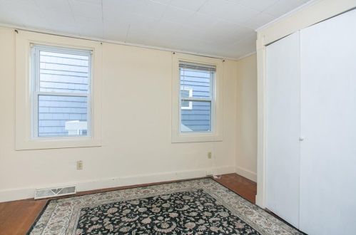 17 Byrnes St, Middletown RI 02840-4059 exterior