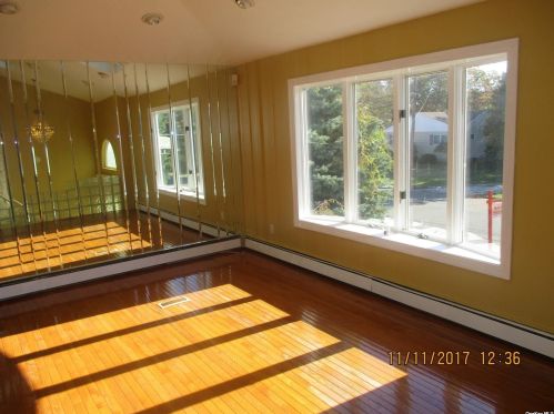 51 Higgins St, Babylon, NY 11703-3505