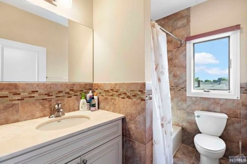 435 Nelson Ave, Cliffside Park NJ 07010-1818 exterior