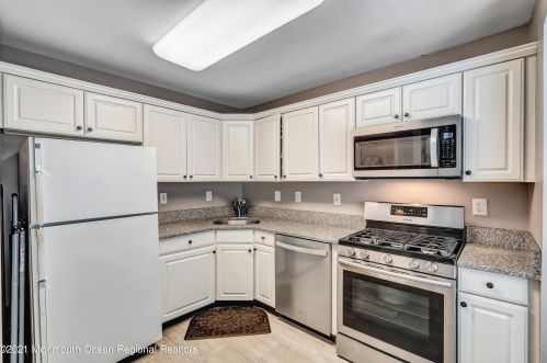 108 Wood Duck Ct, East Freehold NJ 07728-9522 exterior