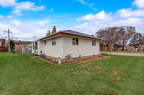 7501 Honey Crk Dr, Milwaukee WI 53221-4062 exterior