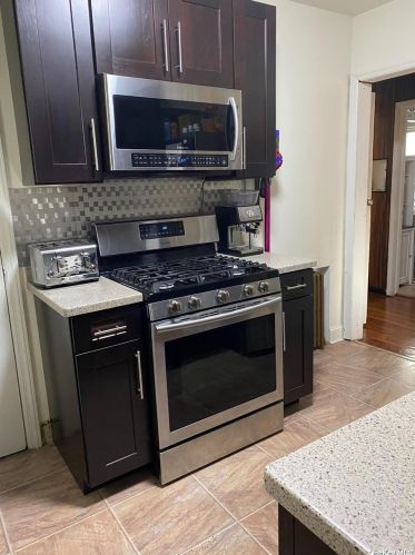 7 Chestnut Ln, Valley Stream, NY 11580-3301