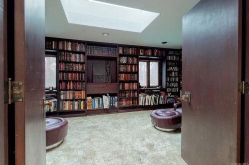 25 Sparrowbush Rd, Upper Saddle River NJ 07458-1420 exterior