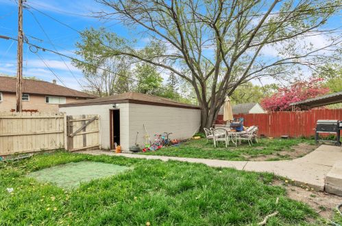 5826 32nd St, Milwaukee WI  53209-4117 exterior