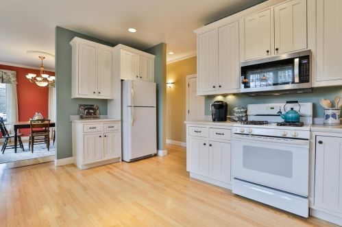 8 Oakmont Dr, Concord NH 03301-6916 exterior