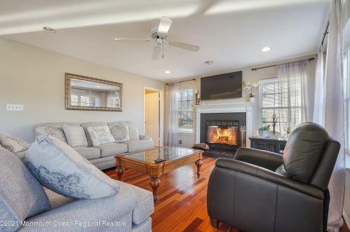 17 Cottonwood Dr, Jackson Twp NJ 08527-4940 exterior