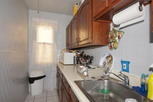 10 Bedford Ave, Worcester MA 01604-4739 exterior