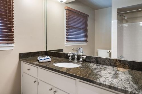 2018 Chalet Dr, Rochester MI  48309-2102 exterior