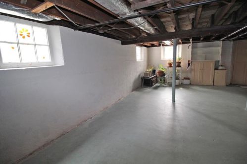 135 Gibbs Ave, Middletown RI 02840-2258 exterior