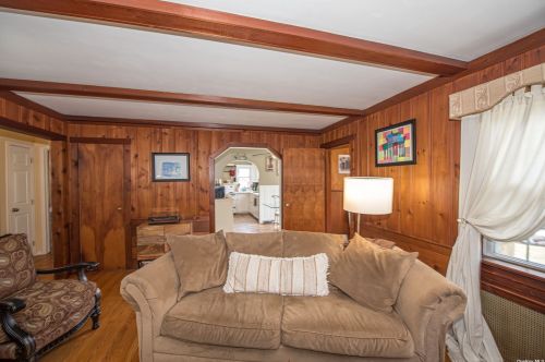 37 Chateau Dr, Huntington Station NY 11747-4131 exterior