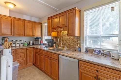 211 Woodbridge St, Manchester CT 06042-2346 exterior