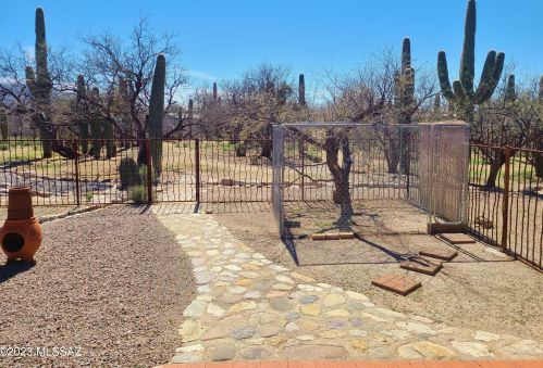 11364 Prince Rd, Tucson AZ 85705-3025 exterior