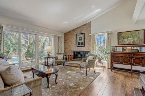 6420 Santa Monica Blvd, Milwaukee, WI 53217-4249