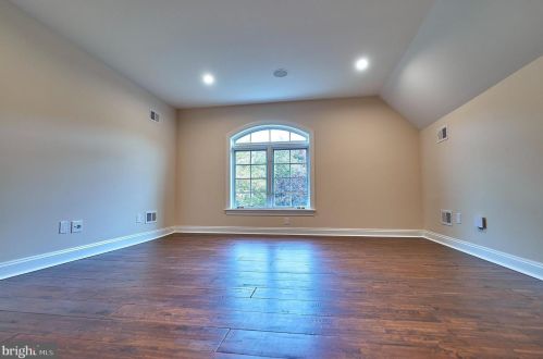 2221 Jefferson Ln, Huntingdon Valley PA 19006-6038 exterior