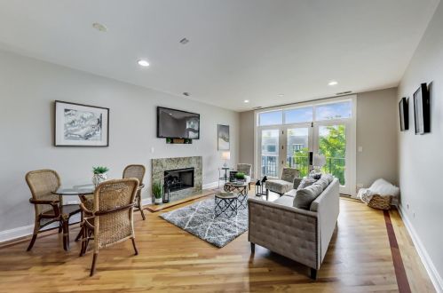 3921 Indiana Ave, Chicago, IL 60653-2180