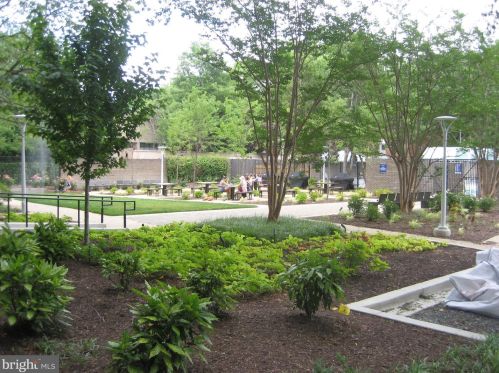 1301 Delaware Ave, Washington DC  20024-3929 exterior