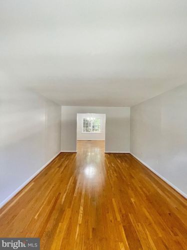 1556 Bruton Ct, Mc Lean VA  22101-4301 exterior