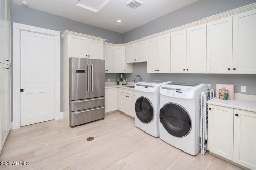 3302 51st St, Phoenix AZ  85018-6612 exterior