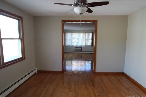 18 Earl St, Manchester CT  06040-4336 exterior