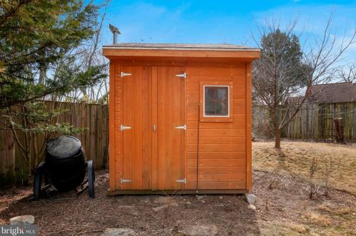 813 Crothers Ln, Rockville MD 20852-1104 exterior