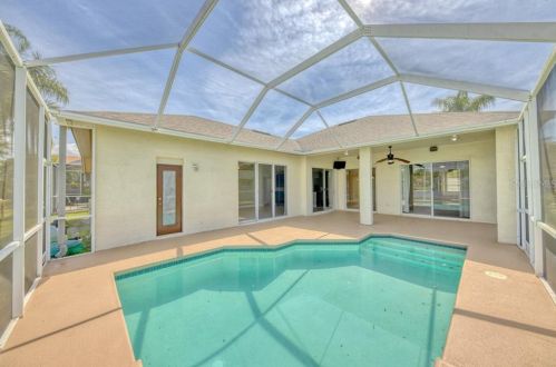 10041 Oasis Palm Dr, Tampa FL 33615-2779 exterior