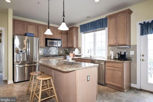 204 Deep Trail Ln, Rockville MD  20850-7753 exterior