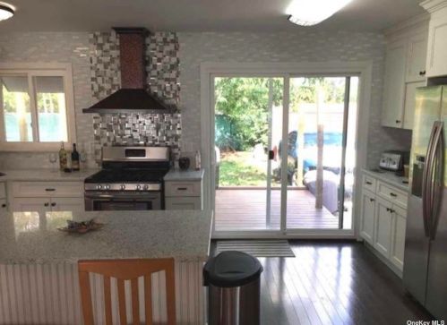 991 Dana Ave, Valley Stream NY 11580-1310 exterior