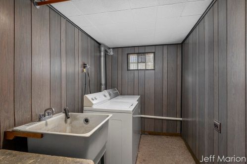 615 Diamond Ave, Grand Rapids MI 49503-1845 exterior