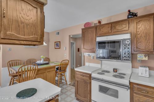 8 Gladstone Ave, Lakehurst NJ 08759-6625 exterior