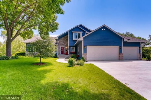 721 Laura Ct, Chaska, MN 55318-1544