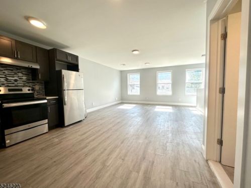 20 Grv Ter, Irvington NJ 07111-2722 exterior