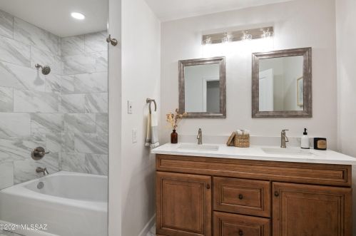 6611 Swan Rd, Tucson AZ 85718-5433 exterior