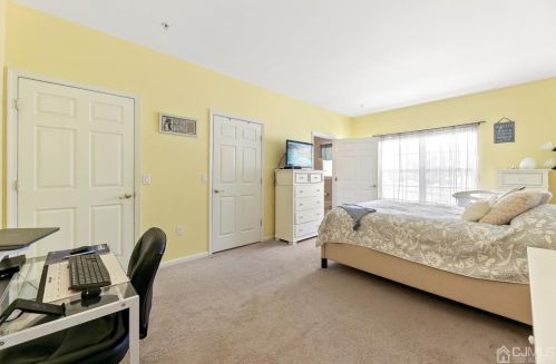 62 Frst Dr, Piscataway NJ 08854-2276 exterior