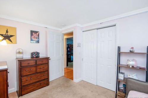 46 Spier Ave, Enfield CT 06082-4346 exterior