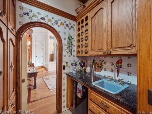 2009 Victoria Hl, Rochester MI exterior