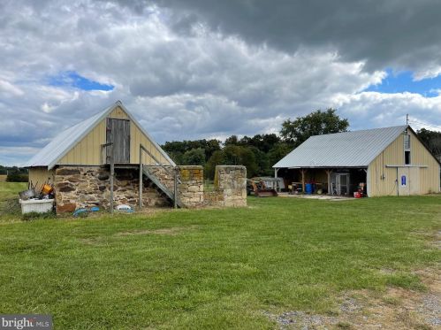 998 Plunkert Rd, Littlestown PA 17340-9643 exterior