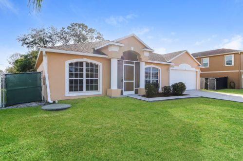 385 Dorchester St, Fort Pierce FL  34983-1636 exterior