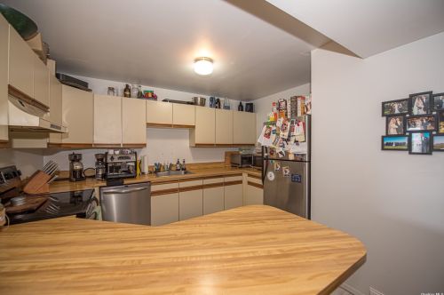 7 Greenmeadow Dr, Babylon, NY 11702-2300