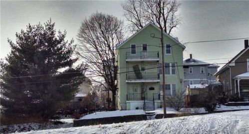 60 4 Ave, Woonsocket RI  02895-4033 exterior