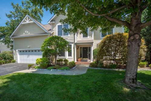 39 Miller Cir, Armonk, NY 10504-1360