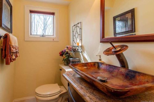 6 Gables Ct, Huntington Station NY 11746-4852 exterior