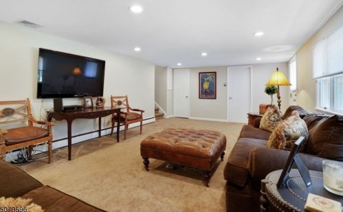 29 Archbridge Ln, Springfield NJ 07081-2746 exterior