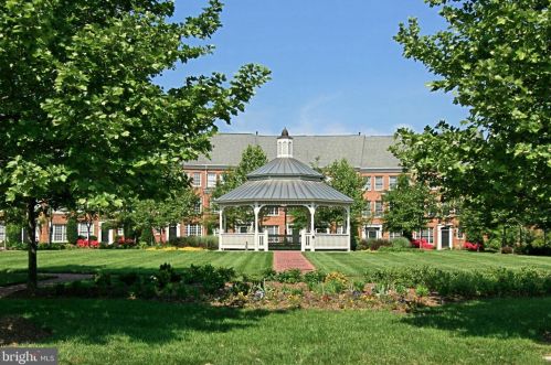 5235 Bessley Pl, Alexandria VA 22304-8646 exterior