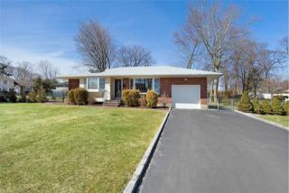 6 Abbey Dr, Commack, NY 11725-5330