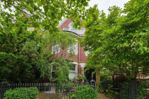 1756 Beacon St, Brookline MA 02445-2124 exterior