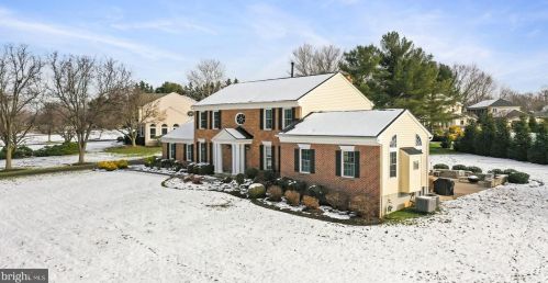 19840 Meredith Dr, Rockville MD 20855-2426 exterior