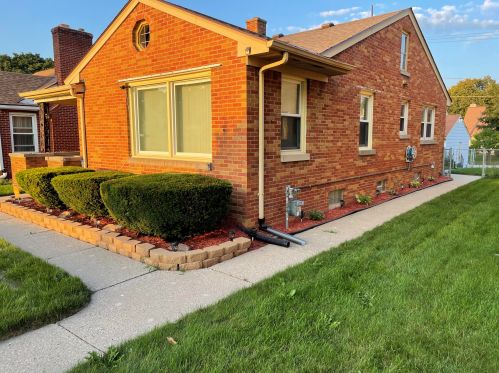 4936 68th St, Milwaukee, WI 53220-4512