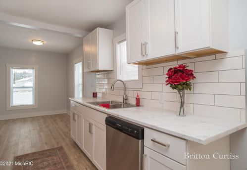 143 Irving Rd, Middlevle MI 49333-8377 exterior